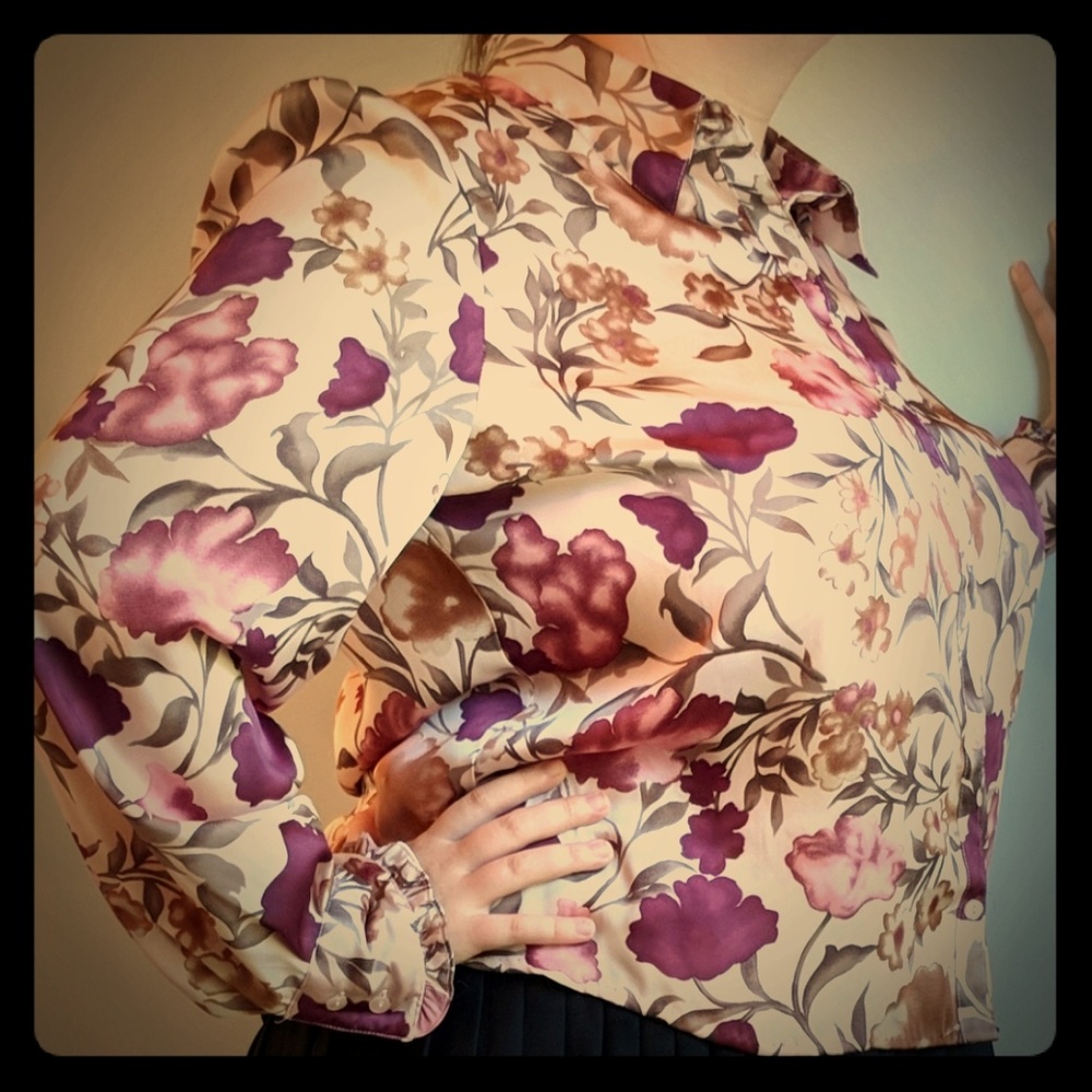 💚 Jaclyn Smith Long Sleeved Flowered Blush Blouse